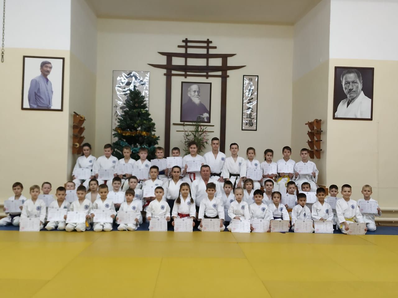 Вручение сертификатов после успешной сдачи экзамена